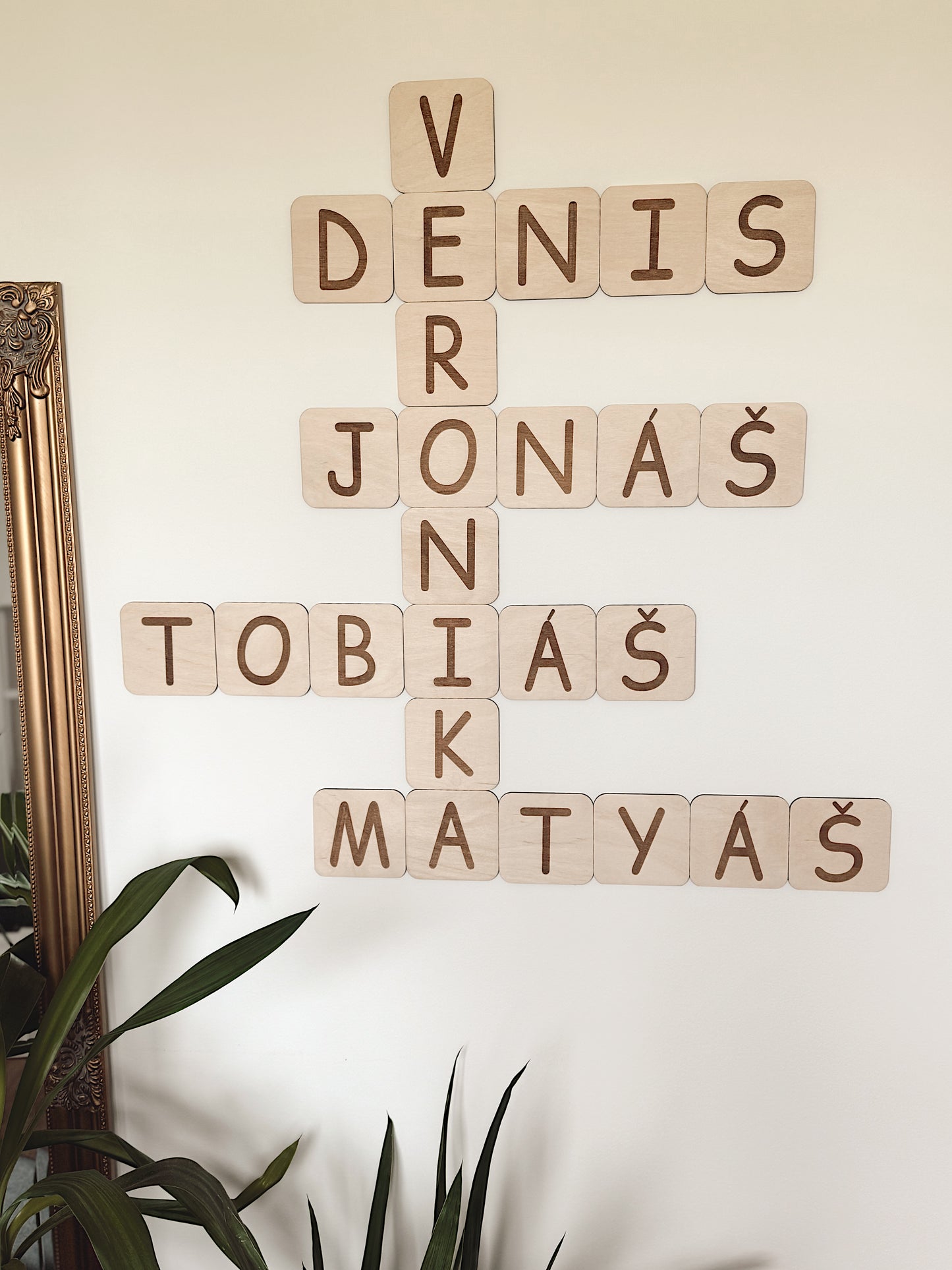 Dřevěná písmena Scrabble na zeď
