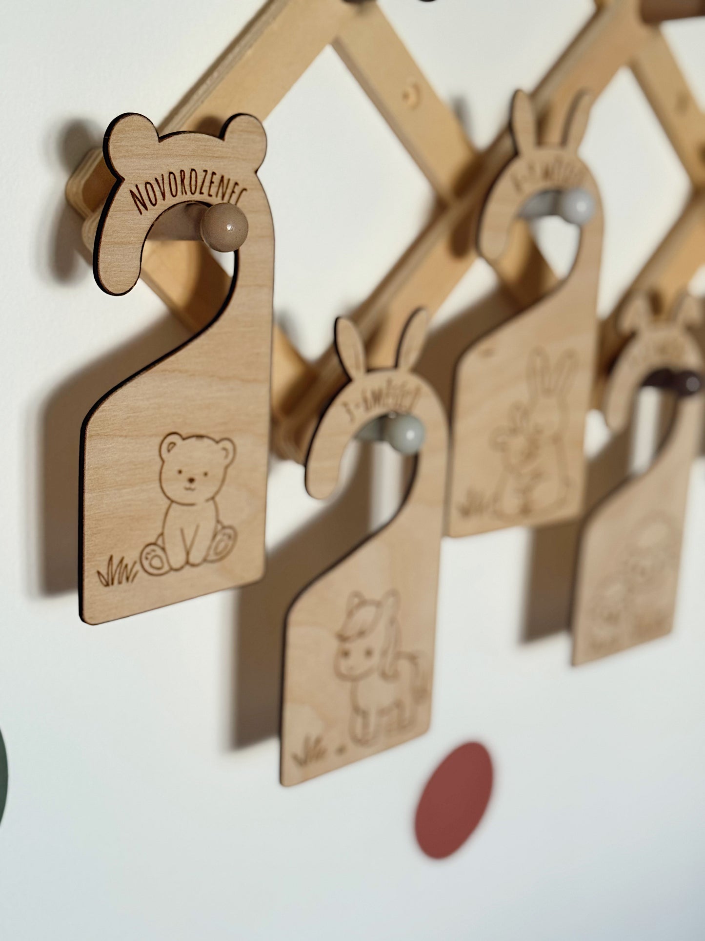 Dřevěné organizéry do dětského šatníku