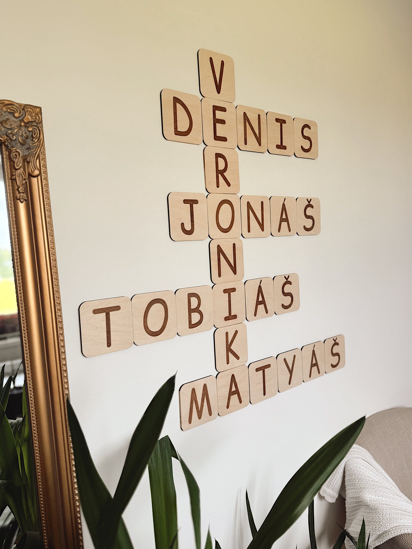 Dřevěná písmena Scrabble na zeď