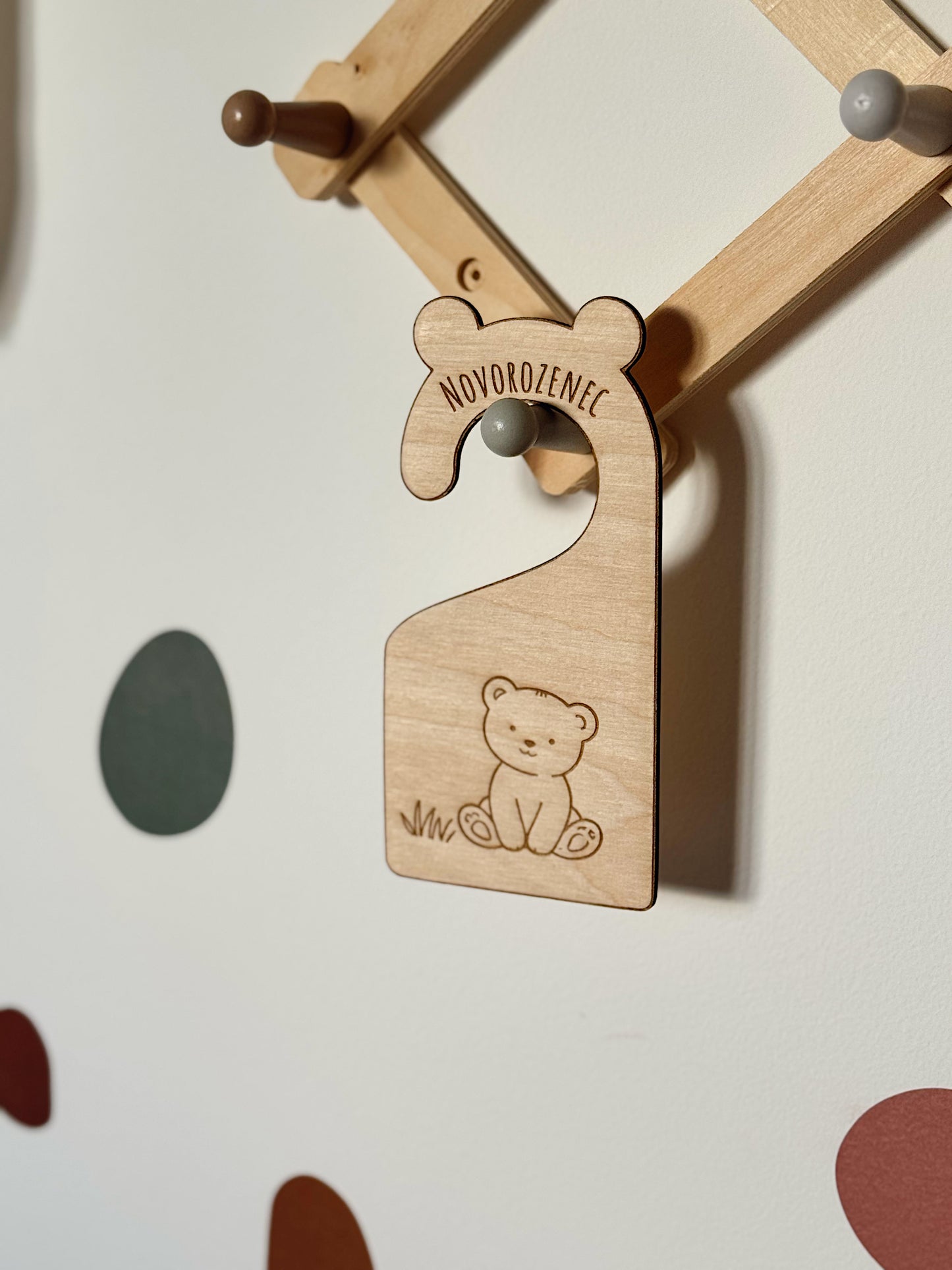 Dřevěné organizéry do dětského šatníku