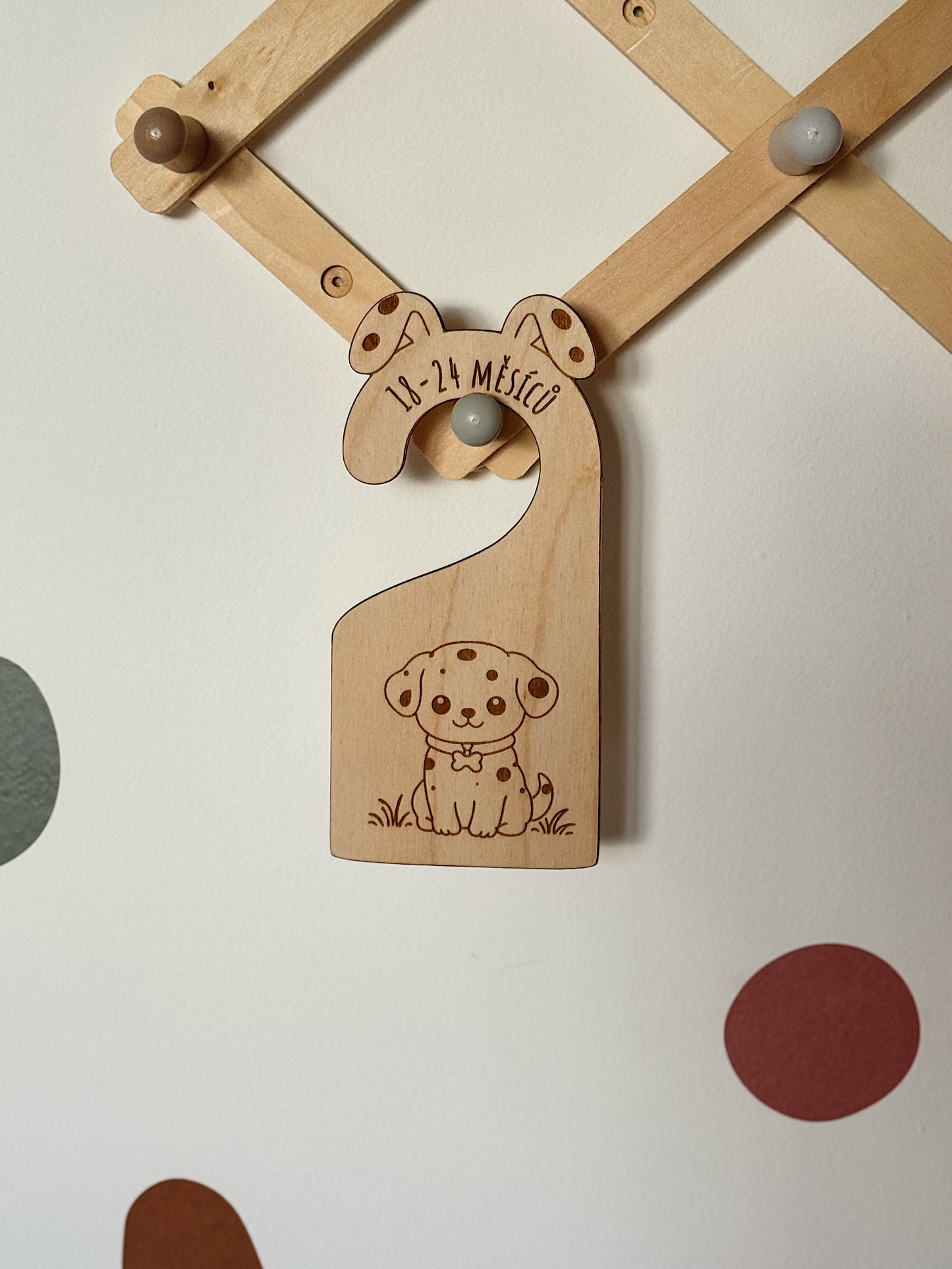 Dřevěné organizéry do dětského šatníku