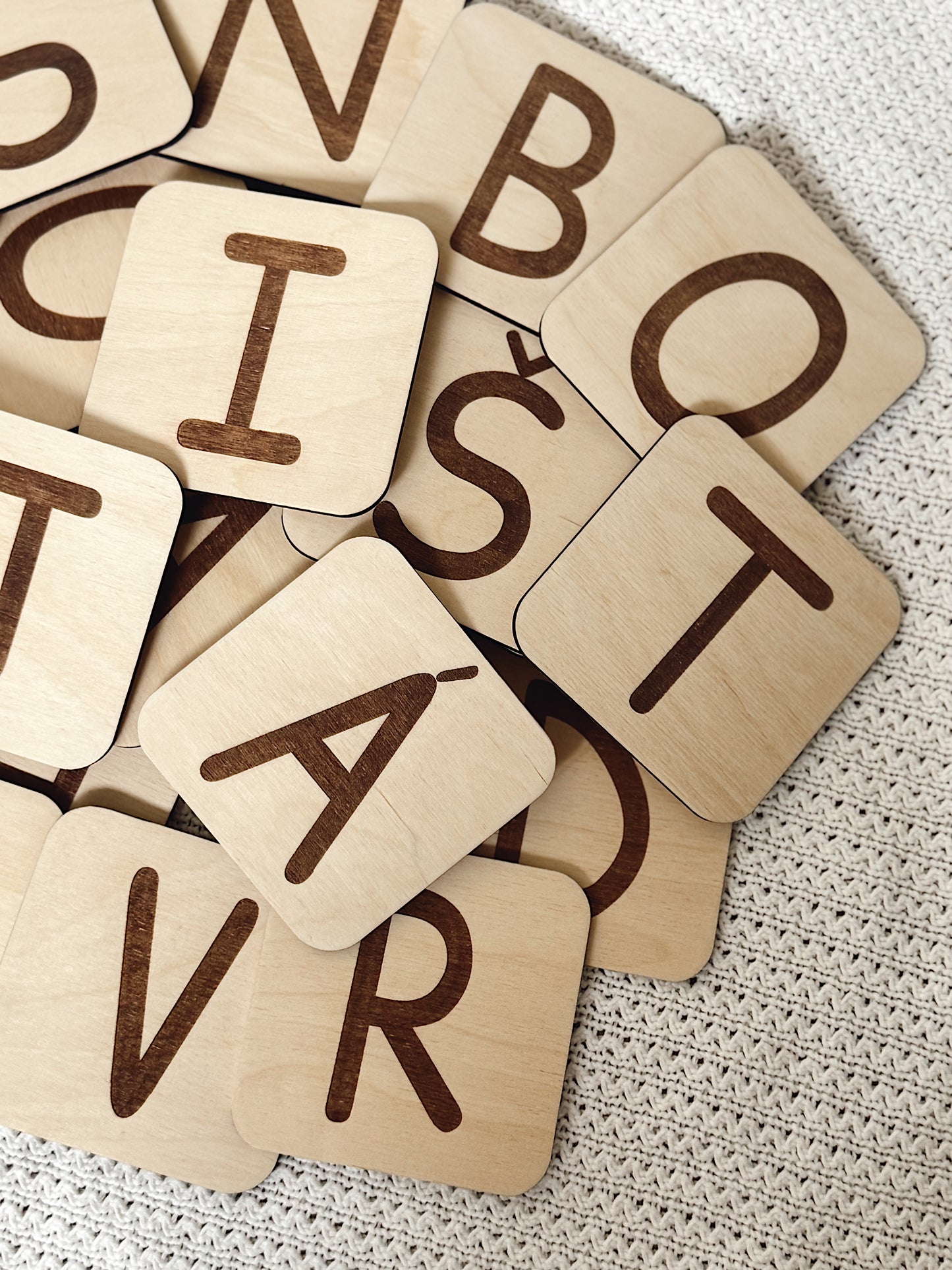 Dřevěná písmena Scrabble na zeď