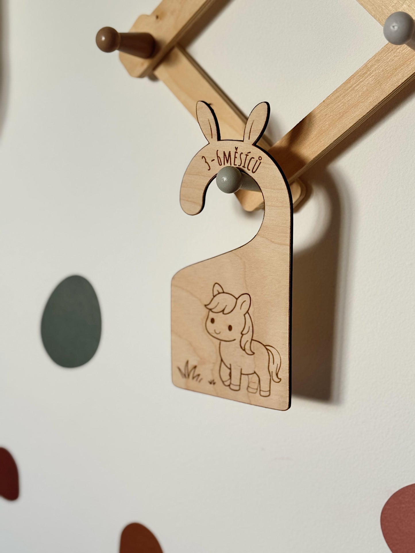 Dřevěné organizéry do dětského šatníku