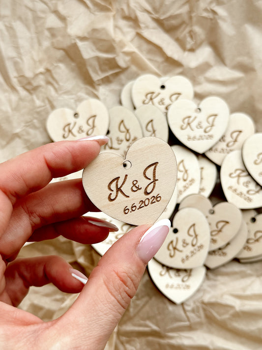 Dřevěná srdíčka s iniciály a datem - 10 ks