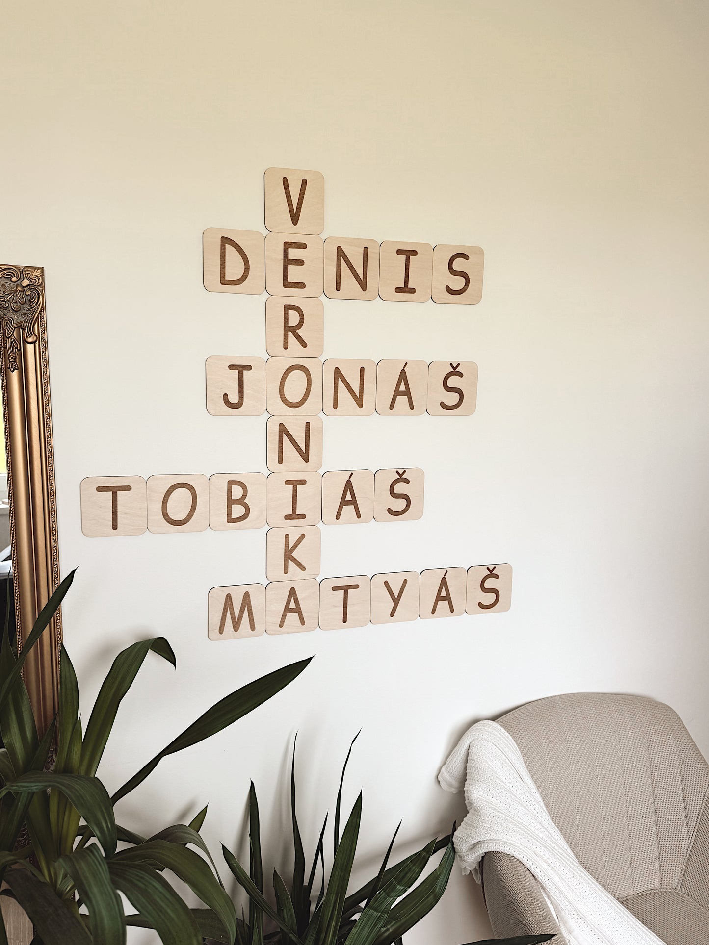Dřevěná písmena Scrabble na zeď