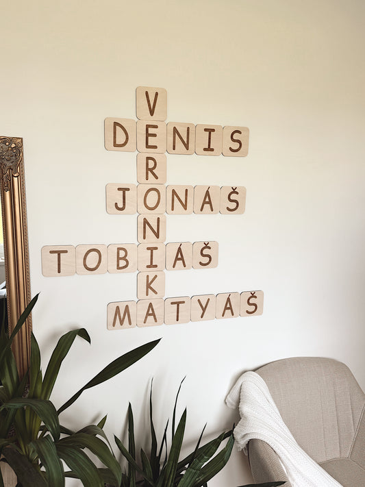 Dřevěná písmena Scrabble na zeď