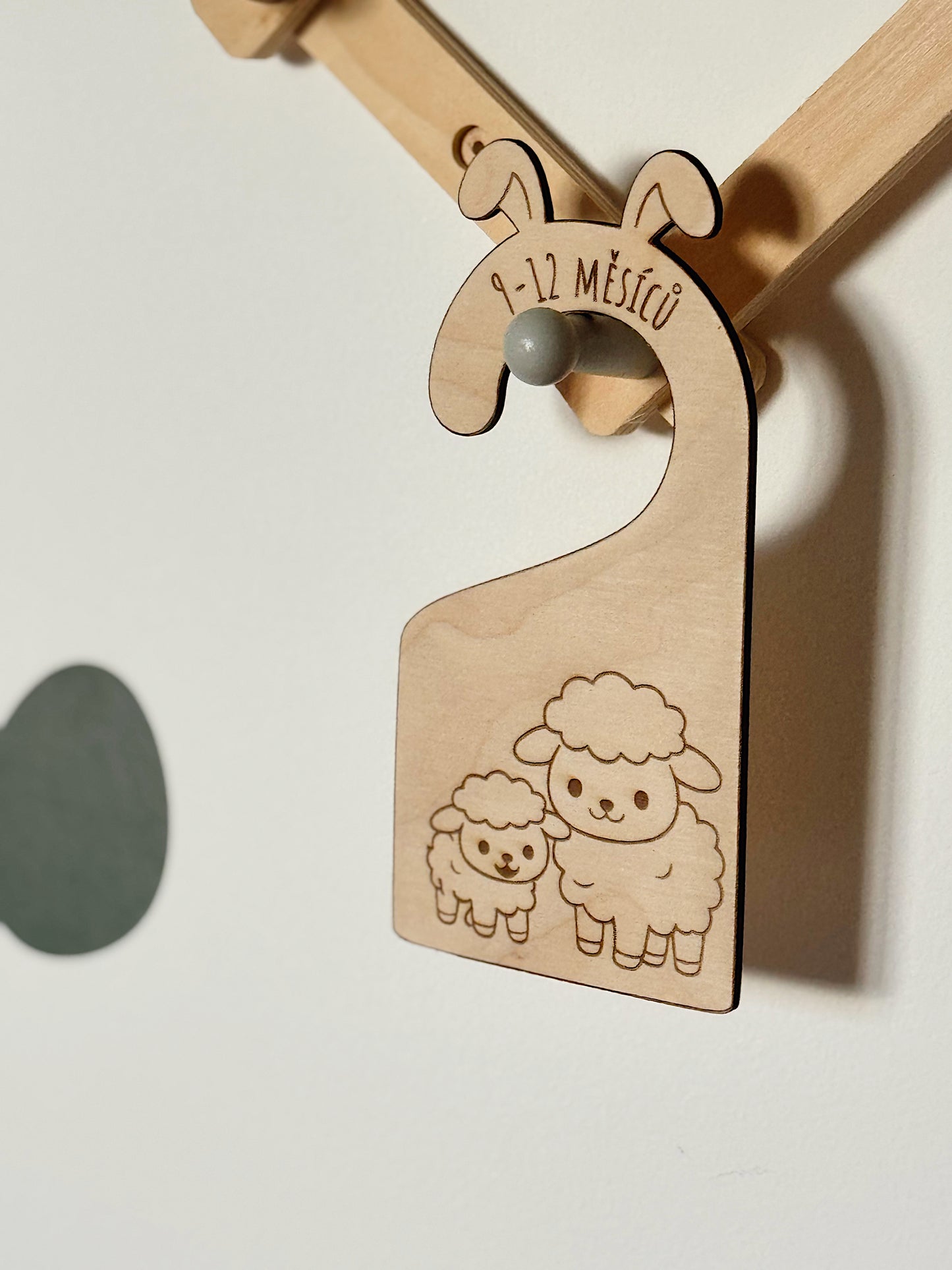 Dřevěné organizéry do dětského šatníku