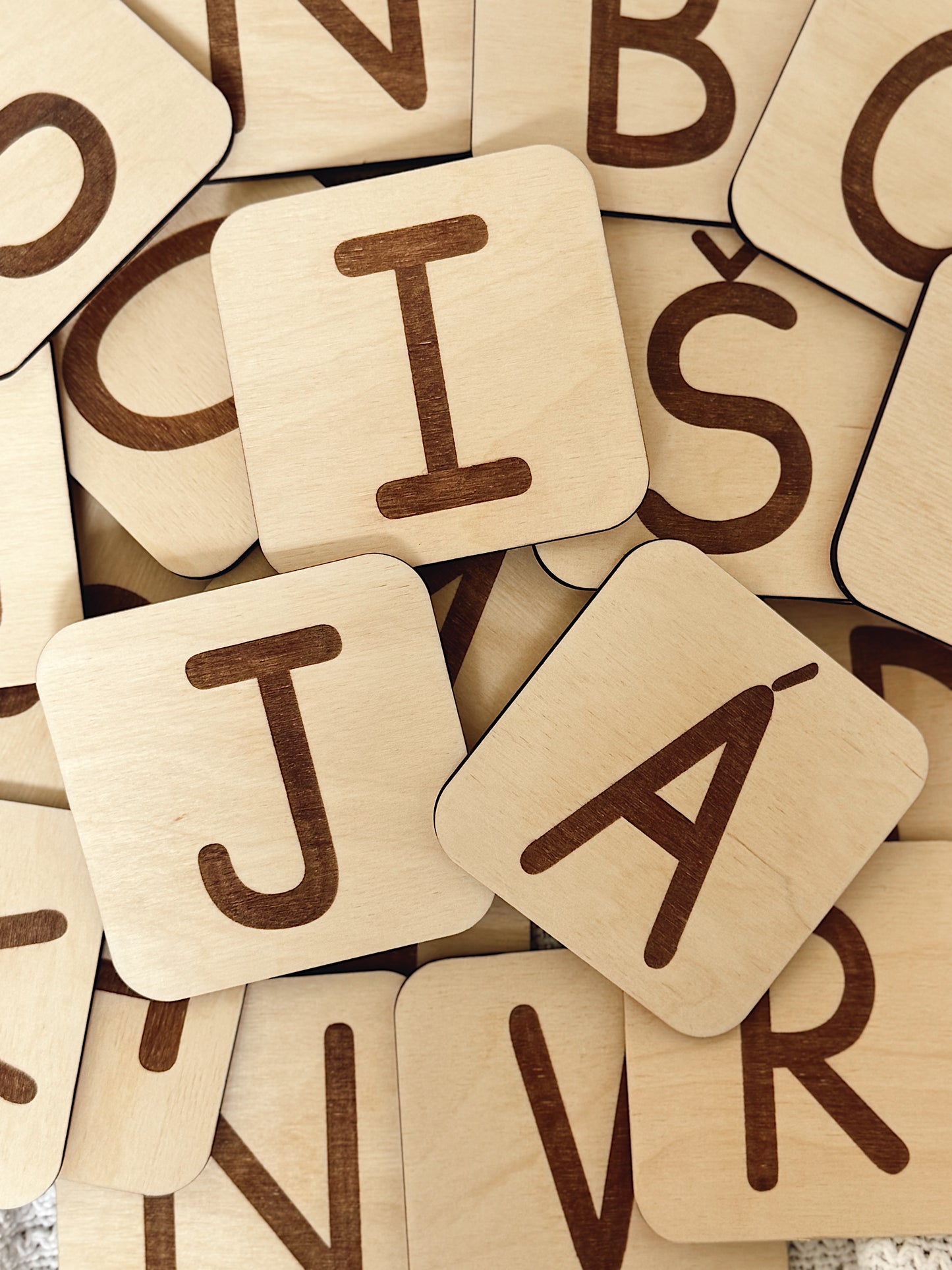 Dřevěná písmena Scrabble na zeď